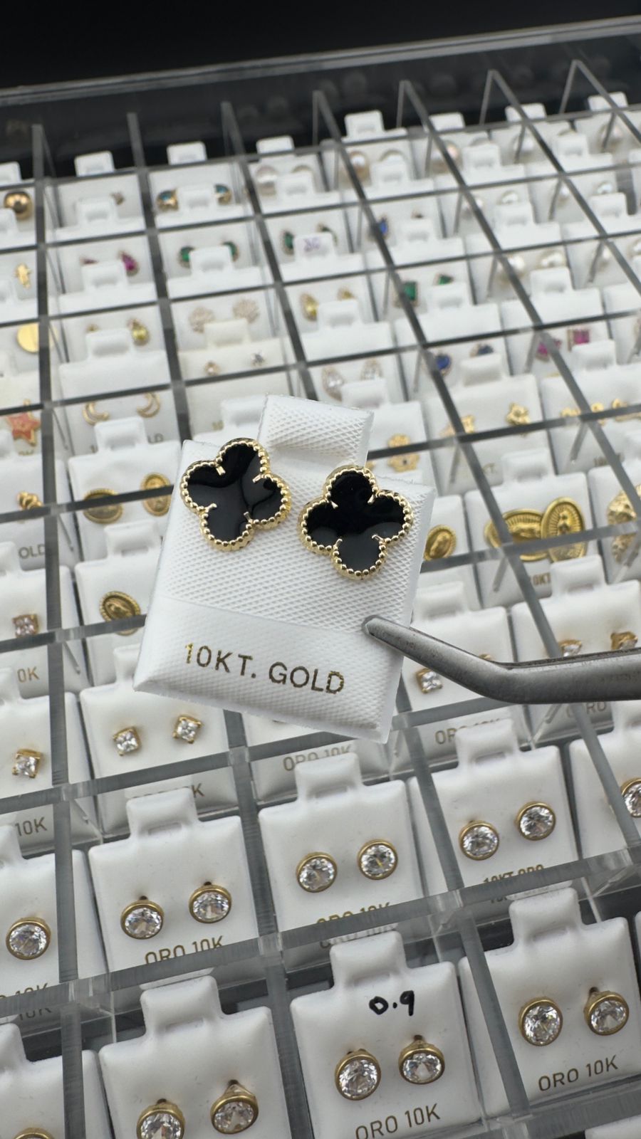 Aretes trébol negro en Oro 10K