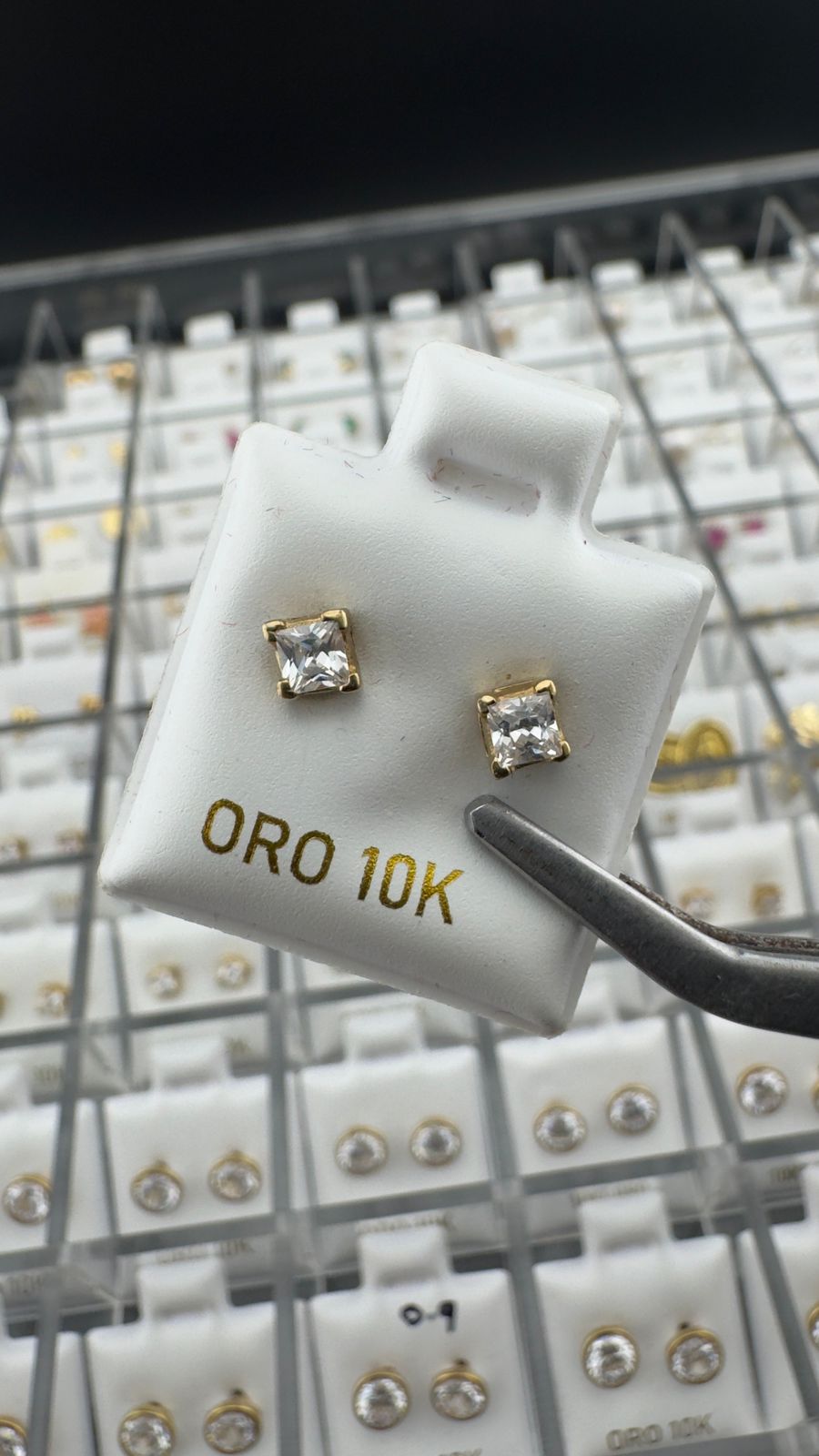 Aretes con piedra cuadrada en Oro 10K