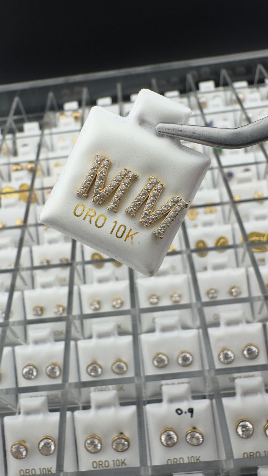 Aretes inicial “M” con circonias en Oro 10K