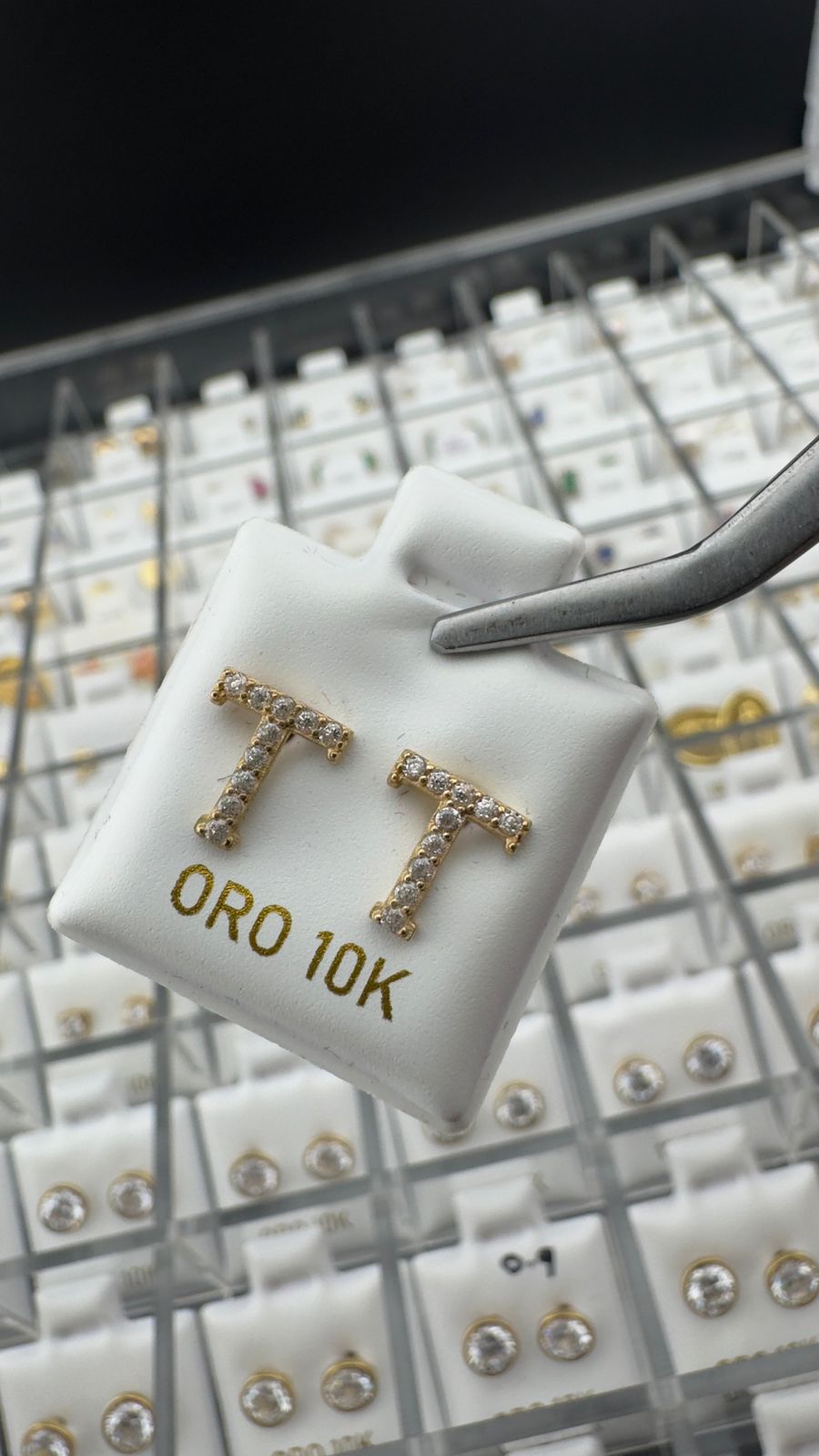 Aretes inicial “T” con circonias en Oro 10K