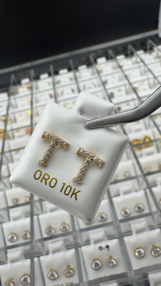 Aretes inicial “T” con circonias en Oro 10K