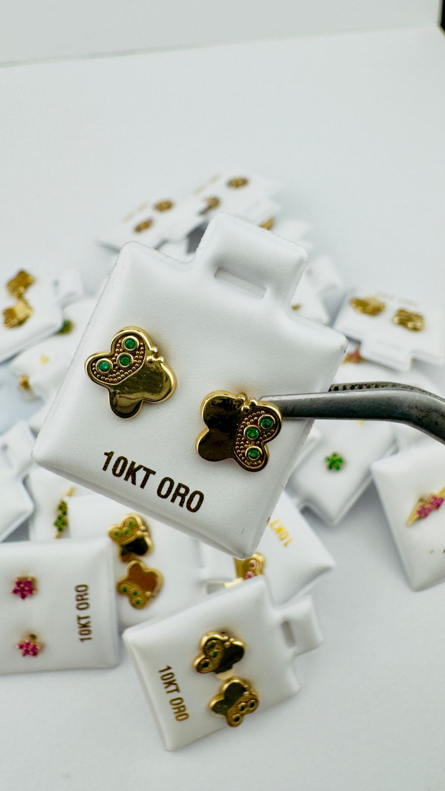 Aretes mariposa con detalles verdes en Oro 10K -Cierre de Rosca
