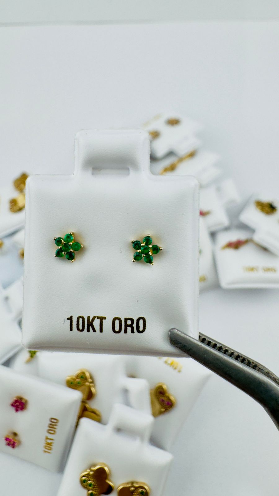 Aretes flor con piedras verdes en Oro 10K -Cierre de Rosca