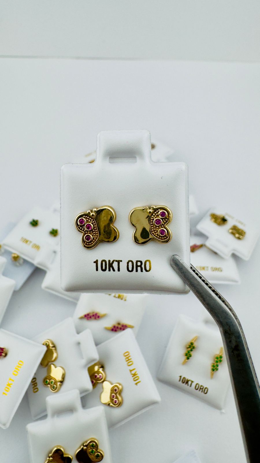 Aretes mariposa con detalles rosados en Oro 10K -Cierre de Rosca