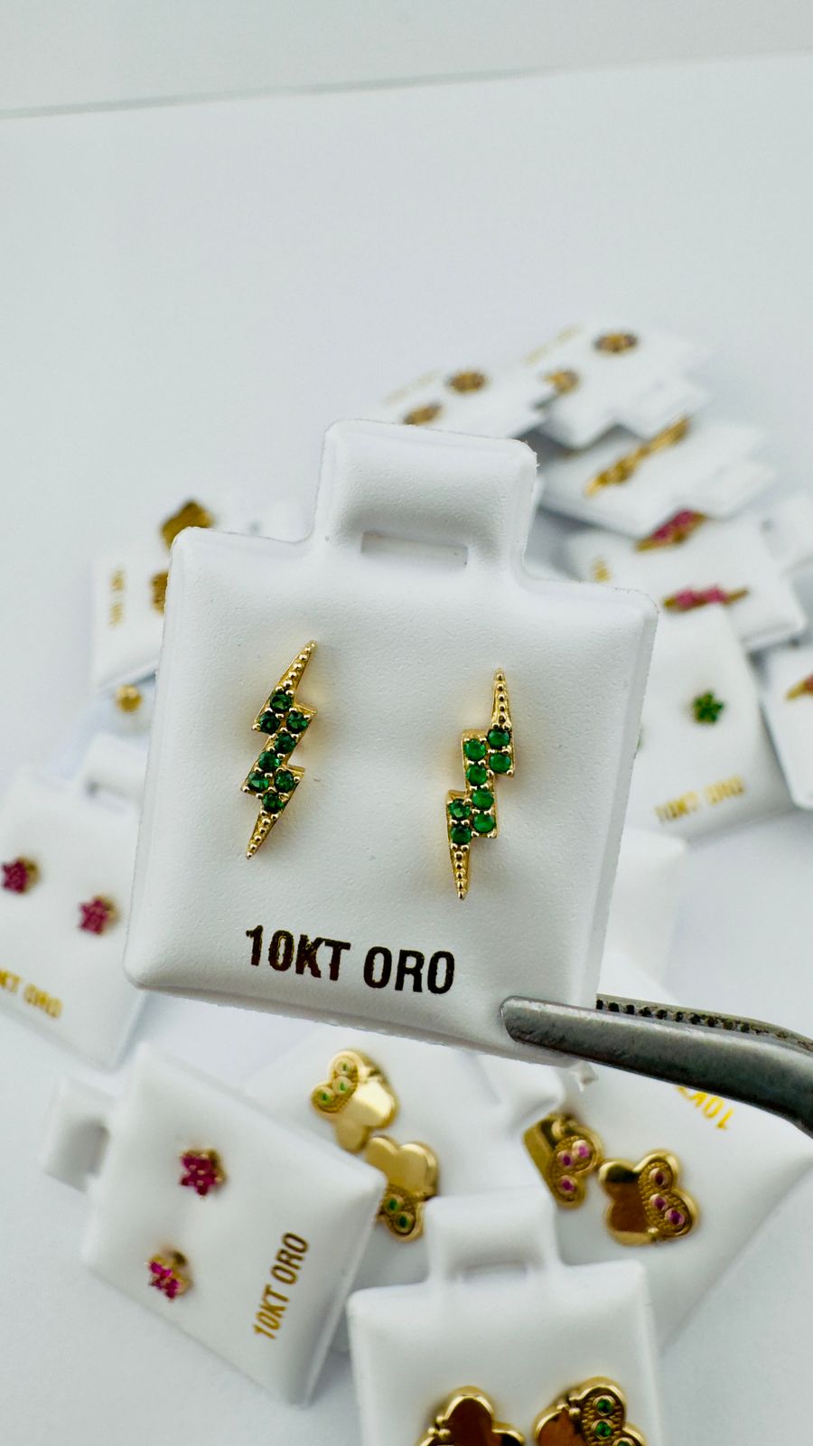Aretes rayo con piedras verdes en Oro 10K -Cierre de Rosca