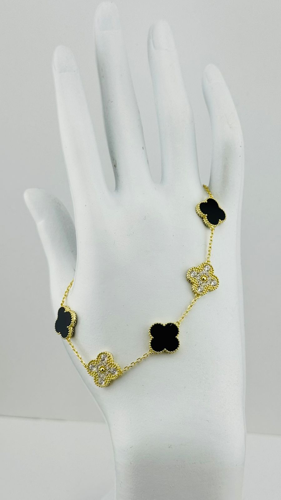 Pulsera trébol negro con circonitas en plata con baño de oro