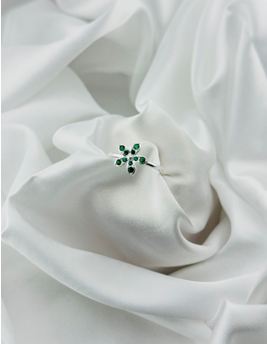 Anillo en plata italiana 925 con diseño floral y cristales verdes